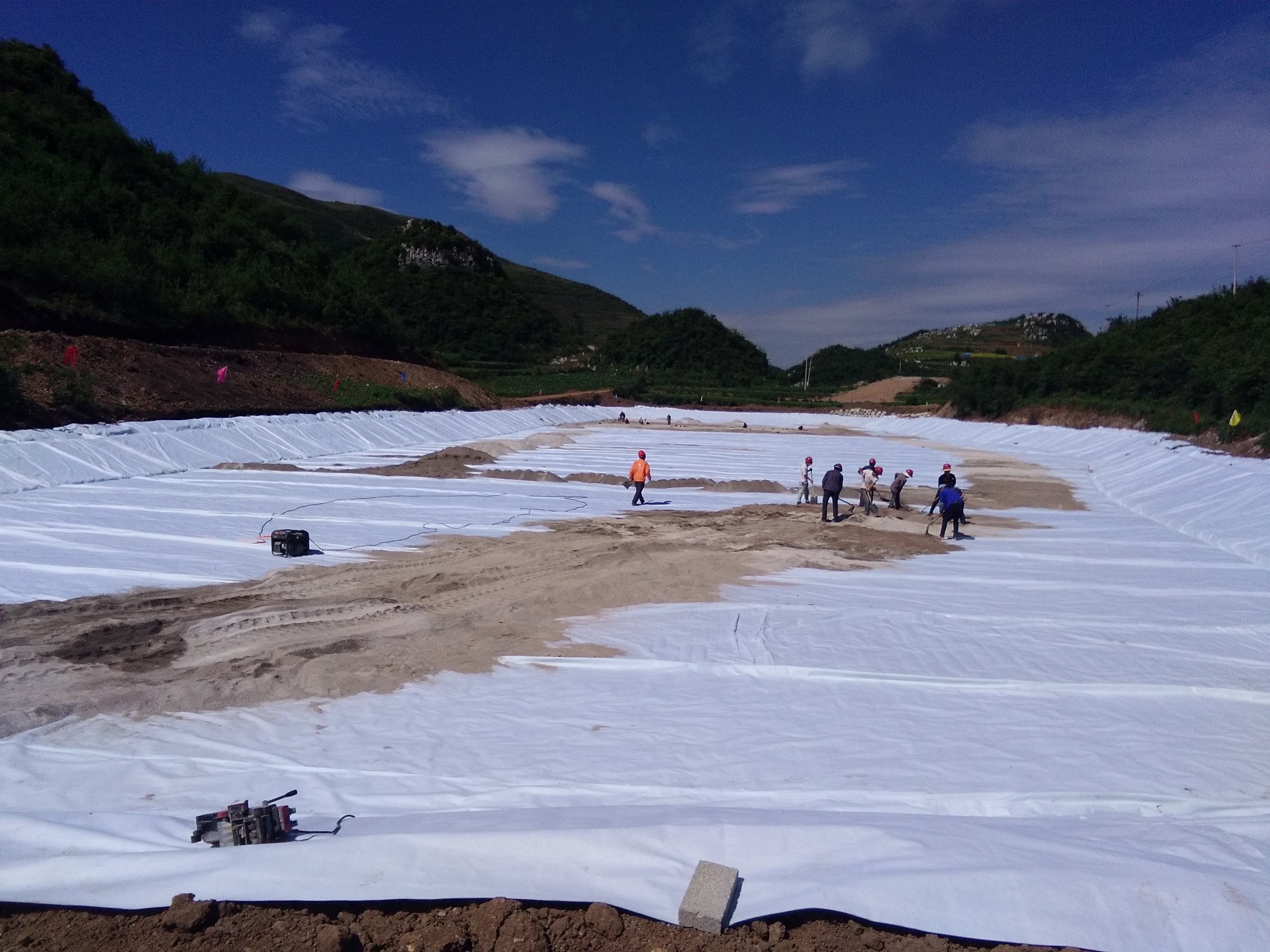 山谷型垃圾填埋場防滲土工膜規格應如何設計？